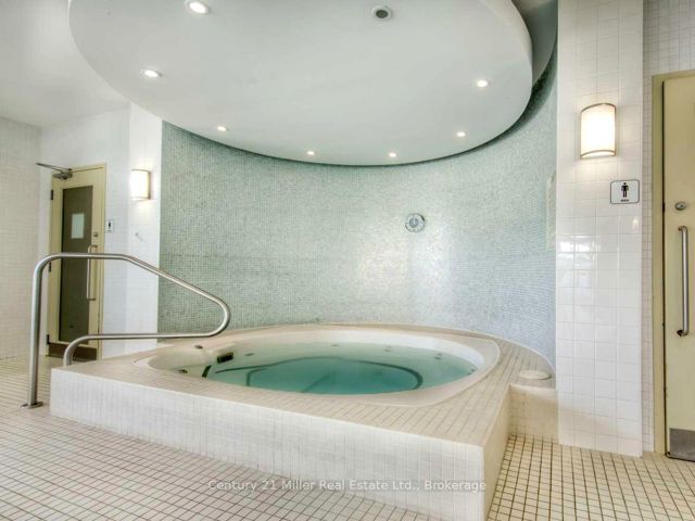628 - 230 Queens Quay W