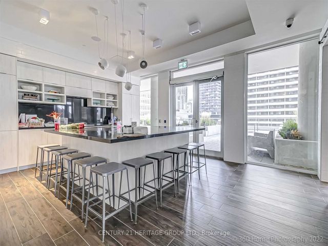 1011 - 33 Helendale Ave