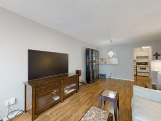 901 - 633 Bay St