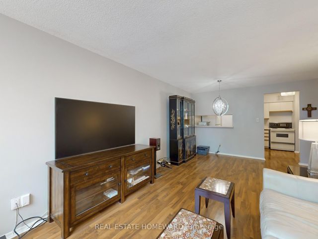 901 - 633 Bay St