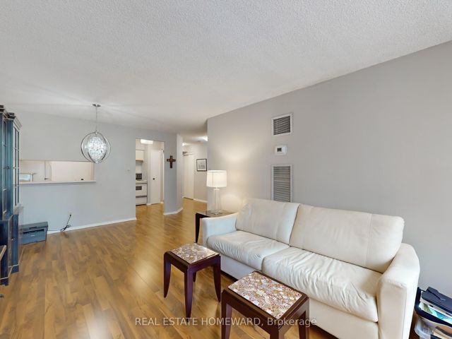 901 - 633 Bay St