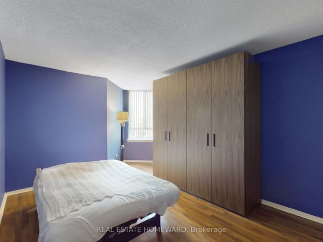 901 - 633 Bay St
