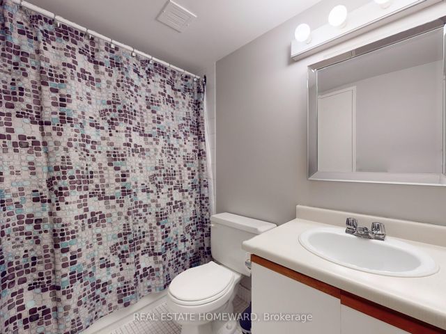 901 - 633 Bay St
