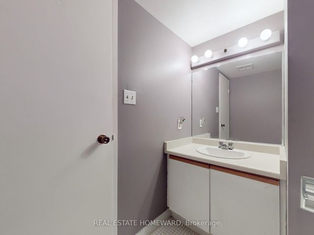 901 - 633 Bay St