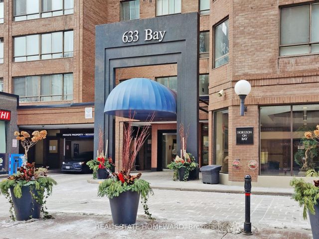 901 - 633 Bay St