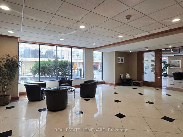 901 - 633 Bay St