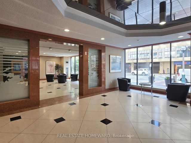 901 - 633 Bay St