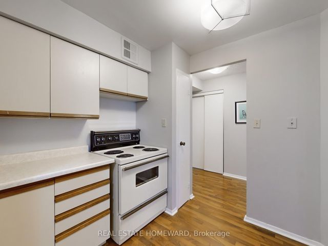901 - 633 Bay St