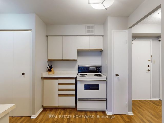 901 - 633 Bay St