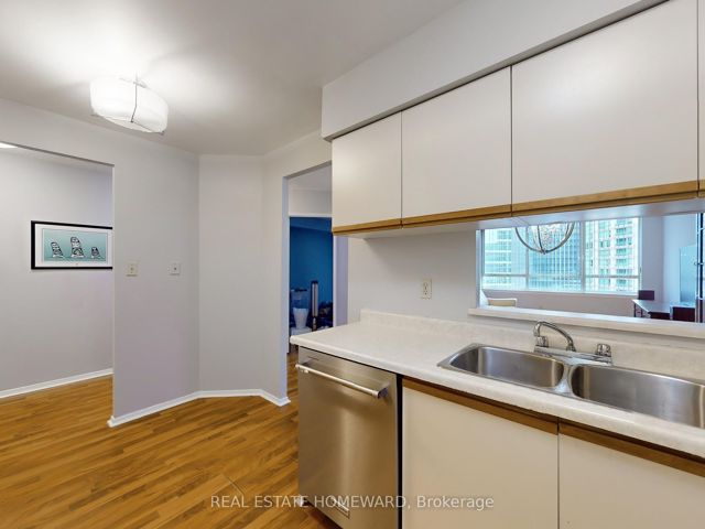 901 - 633 Bay St