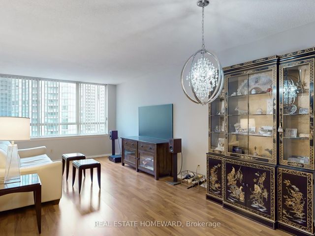 901 - 633 Bay St
