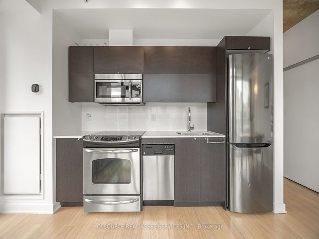 902 - 32 Camden St
