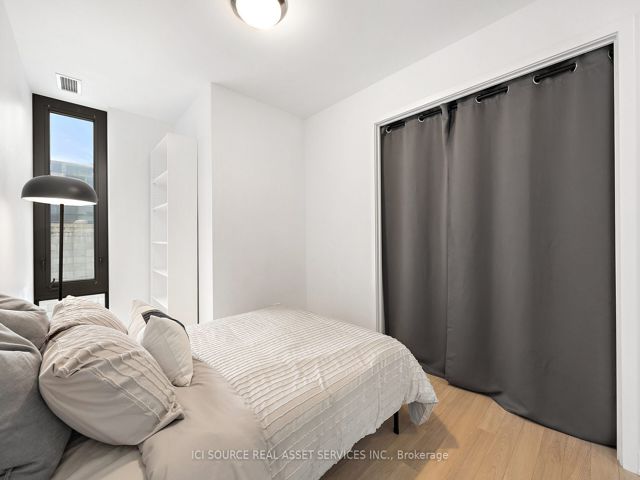 902 - 32 Camden St