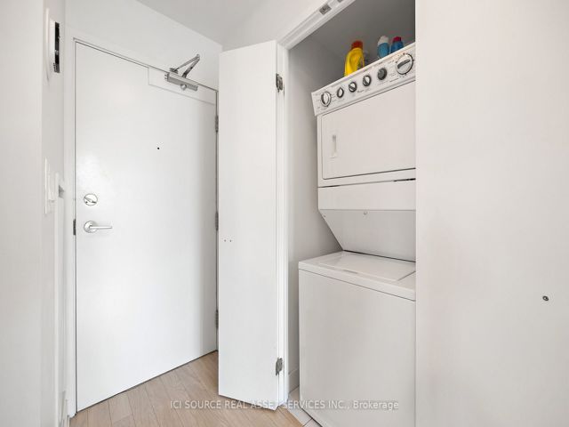 902 - 32 Camden St