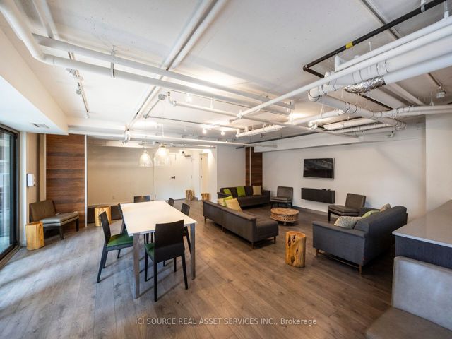 902 - 32 Camden St