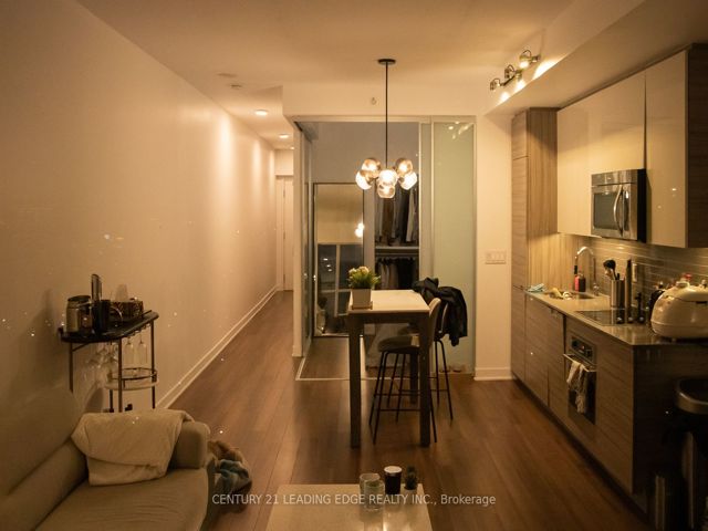 1605 - 210 Simcoe St W