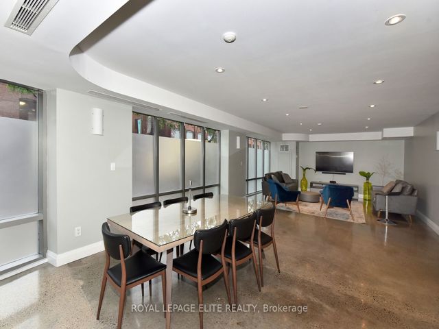 220 - 255 Richmond St E