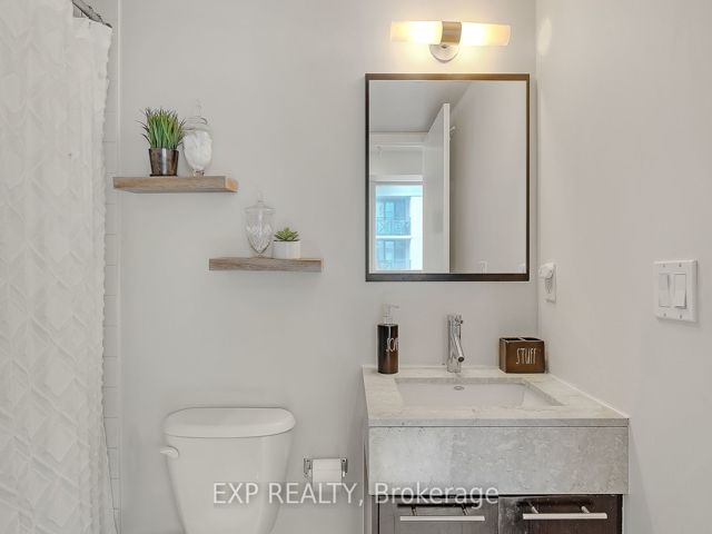 1407 - 126 Simcoe St