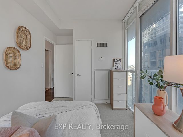 1407 - 126 Simcoe St