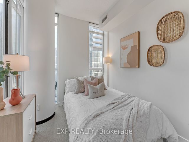 1407 - 126 Simcoe St