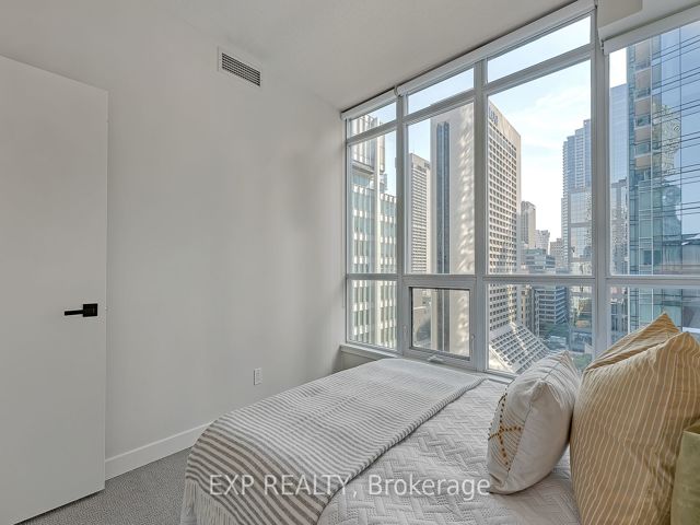 1407 - 126 Simcoe St
