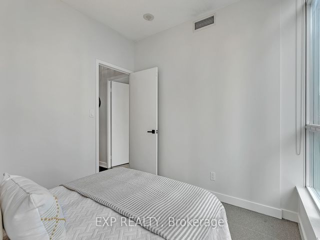 1407 - 126 Simcoe St