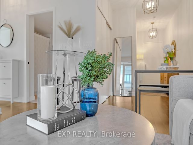 1407 - 126 Simcoe St