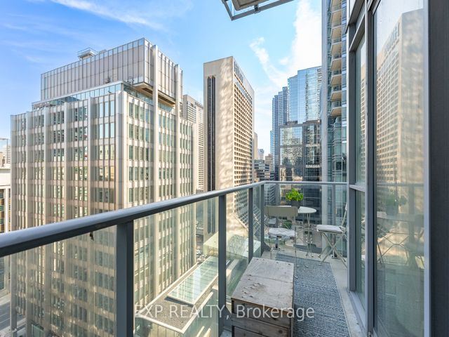 1407 - 126 Simcoe St