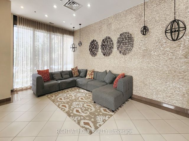 212 - 760 Sheppard Ave W