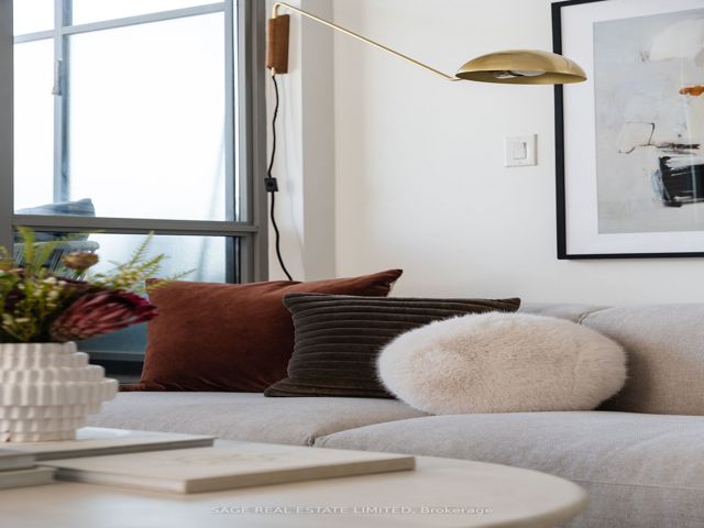502 - 549 King St E