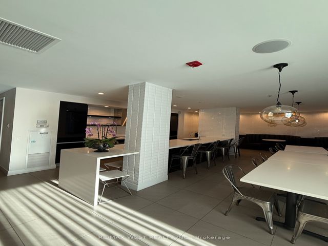 601 - 377 Madison Ave