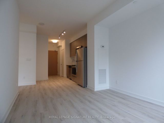 527 - 621 Sheppard Ave E