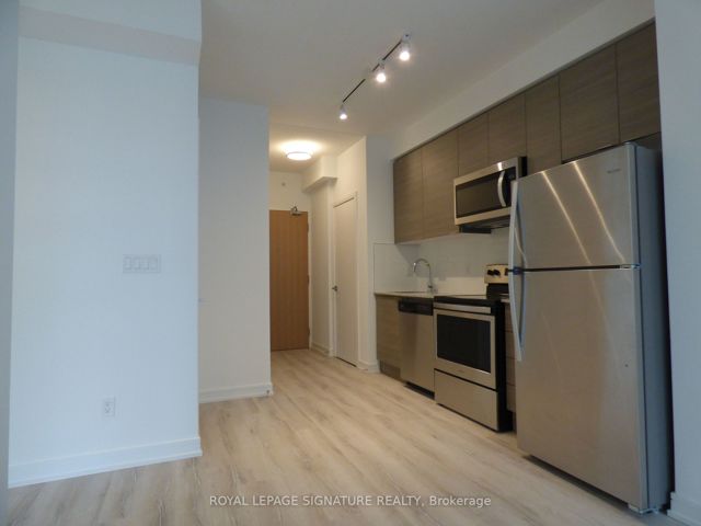 527 - 621 Sheppard Ave E