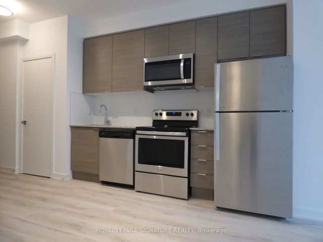 527 - 621 Sheppard Ave E