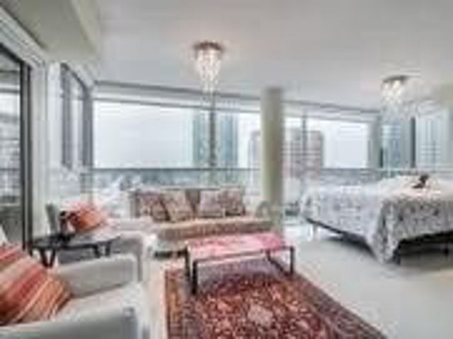 807 - 5460 Yonge St