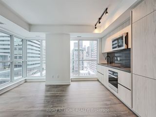 1307 - 327 King St W