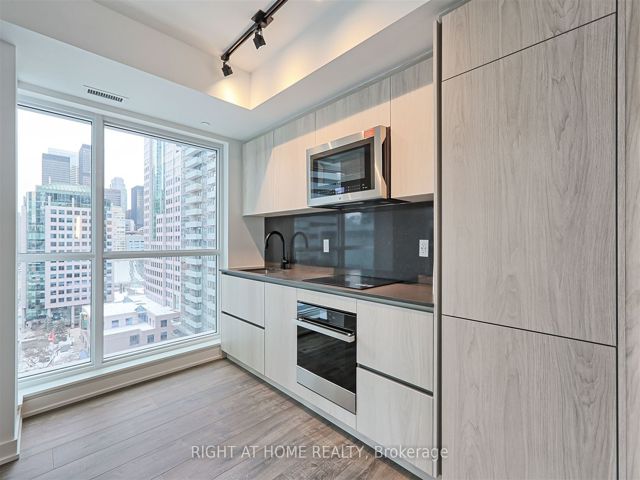 1307 - 327 King St W