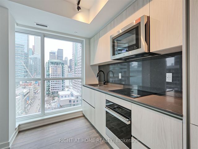 1307 - 327 King St W