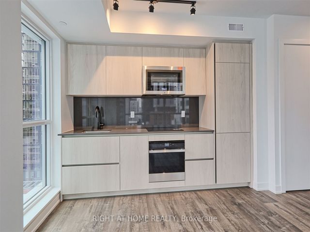 1307 - 327 King St W