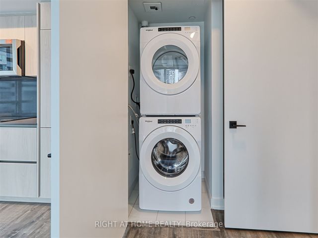 1307 - 327 King St W