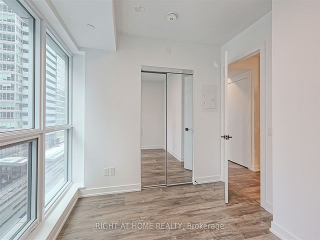 1307 - 327 King St W