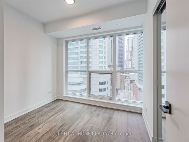 1307 - 327 King St W