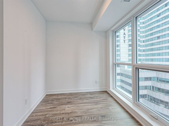 1307 - 327 King St W