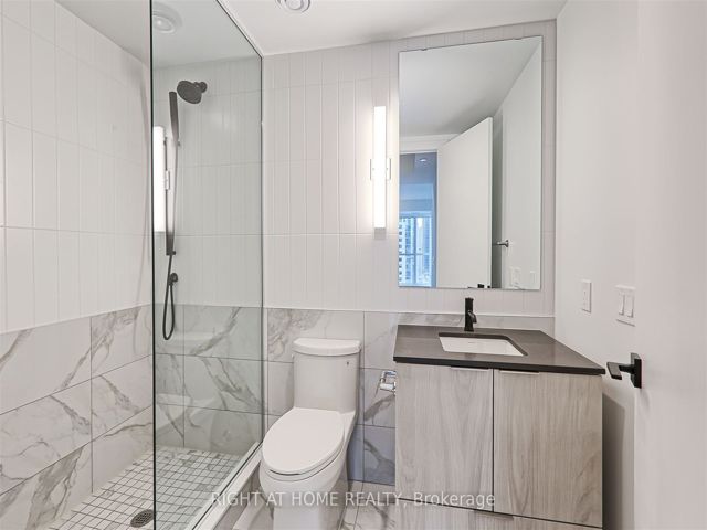 1307 - 327 King St W