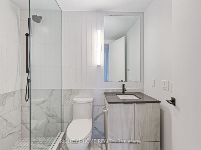 1307 - 327 King St W