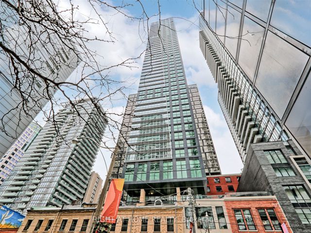1307 - 327 King St W