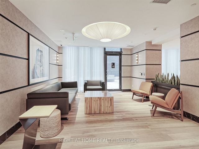 1307 - 327 King St W