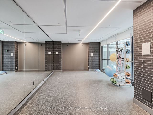 1307 - 327 King St W