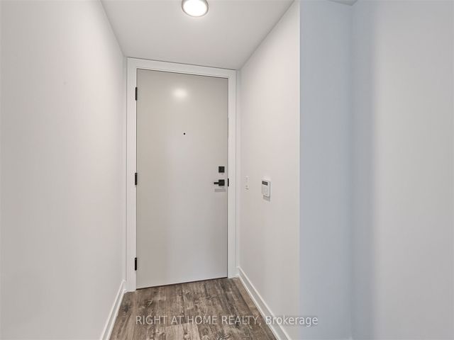 1307 - 327 King St W