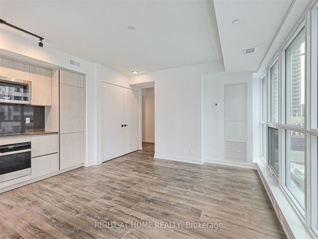 1307 - 327 King St W